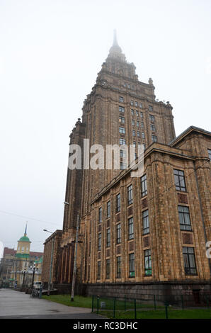 Äußere der Lettischen Akademie der Wissenschaften, die zwischen 1951 und 1961 im Stalinistischen Stil, Riga, Lettland, Baltikum, Dezember 2018 Stockfoto