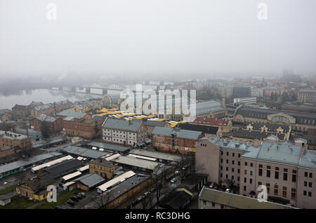 Anzeigen von Riga Central Market und den Fluss Daugava von der Aussichtsplattform der Lettischen Akademie der Wissenschaften, Riga, Lettland, Dezember 2018 Stockfoto