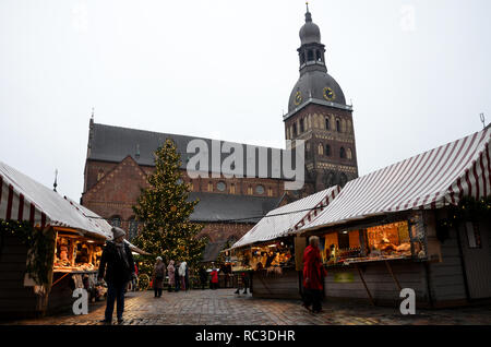 Dom zu Riga und der Weihnachtsmarkt am Cathedral Square, Riga, Lettland, Baltikum, Dezember 2018 Stockfoto