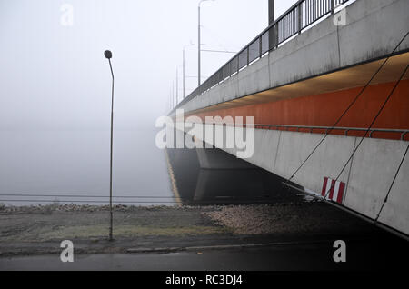 Die Insel Brücke über den Fluss Daugava, Riga, Lettland, Baltikum, Dezember 2018 Stockfoto