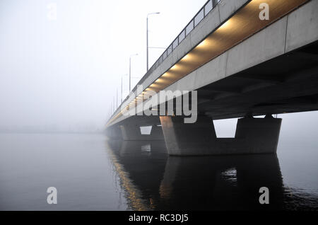 Die Insel Brücke über den Fluss Daugava, Riga, Lettland, Baltikum, Dezember 2018 Stockfoto