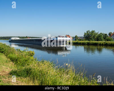 Main Donau Kanal mit Containerschiff Stockfoto