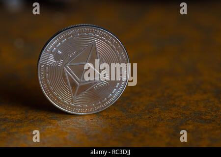 Silber münze des Astraleums close-up mit rostigen Hintergrund Stockfoto