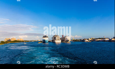 Kreuzfahrtschiffe in Nassau Stockfoto