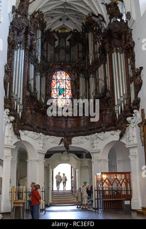 Danzig, Polen - 31. August 2006: Die Menschen in der Kathedrale von Oliwa gegen berühmte Orgel. Die Orgel wurde zwischen den Jahren 1763 und 17 erbaut Stockfoto