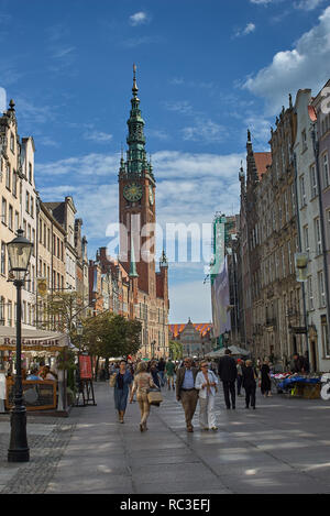 Danzig, Polen - 31. August 2006: Menschen zu Fuß auf Dluga Straße gegen Rechtstädtisches Rathaus. Es ist eines der schönsten Beispiele der Gothic-Renaiss Stockfoto