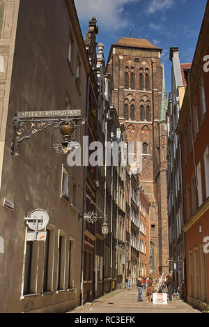 Danzig, Polen - 31. August 2006: Menschen auf Kaletnicza Street in St. Mary's Church. Es ist die Zweite die größte Backsteinkirche der Welt Stockfoto