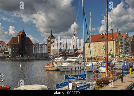 Danzig, Polen - 31. August 2006: Yacht Marina an der Mottlau gegen die mittelalterliche Krantor. Im 15. Jahrhundert erbaut, der Kran ist einer der Definition Stockfoto