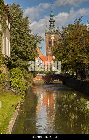 Danzig, Polen - 31. August 2006: Der Turm der St. Catherine Kirche über den Radunia Kanal. Diese älteste Kirche in Danzig war eine evangelische Kirche her Stockfoto