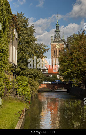 Danzig, Polen - 31. August 2006: Der Turm der St. Catherine Kirche über den Radunia Kanal. Diese älteste Kirche in Danzig war eine evangelische Kirche her Stockfoto