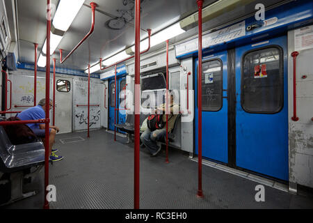 Rom, Italien - 15. August 2018: Menschen in einer U-Bahn in der Metro von Rom. Stockfoto