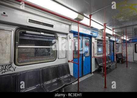 Rom, Italien - 15. August 2018: Innenansicht einer U-Bahn in der Metro von Rom. Stockfoto