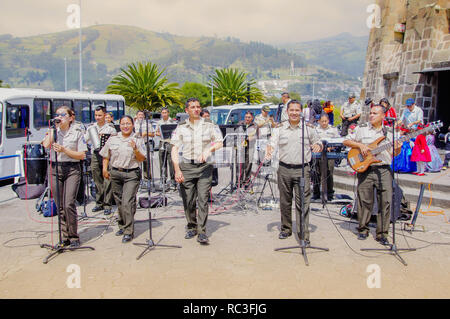 Quito, Ecuador, 12. Dezember 2018: Im freien Blick auf die Gruppe der Polizei singen und spielen verschiedene Instrumente unterhalb der Virgen del Panecillo Stockfoto