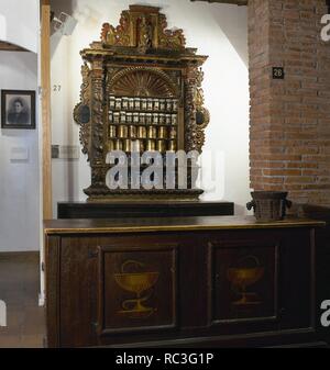 Barocke cordialer oder Möbel mit Gläsern und Esteve albarellos aus der Apotheke. Stadtmuseum von Llivia. Provinz Girona. Katalonien. Spanien. Stockfoto