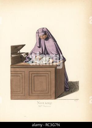 Kostüm einer Italienischen Staat Notar, aus dem 15. Jahrhundert. Er trägt einen violetten Haube und Bademäntel wie er schreibt mit einer Feder Feder in einem Buch. Von einem Anstrich auf die Bindung eines alten Registrieren in Bicherna Archive, Siena. Papierkörbe Abbildung gezeichnet und Lithographiert von Paul Mercuri mit Text von Camille Bonnard von 'Historische Kostüme aus dem 12. bis 15. Jahrhundert, "Abschöpfung Fils, Paris, 1861. Stockfoto