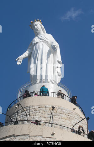 Beirut, Libanon. 13. Januar 2019. Christliche Pilger besuchen Sie das Heiligtum Unserer Lieben Frau von Libanon in Harissa nördlich von Beirut. Das Heiligtum Unserer Lieben Frau vom Libanon zieht Millionen von gläubigen Christen aus aller Welt und ist zu einem wichtigen Wallfahrtsort Kredit geworden: Amer ghazzal/Alamy leben Nachrichten Stockfoto