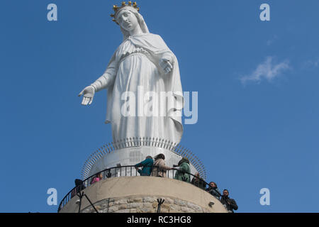 Beirut, Libanon. 13. Januar 2019. Christliche Pilger besuchen Sie das Heiligtum Unserer Lieben Frau von Libanon in Harissa nördlich von Beirut. Das Heiligtum Unserer Lieben Frau vom Libanon zieht Millionen von gläubigen Christen aus aller Welt und ist zu einem wichtigen Wallfahrtsort Kredit geworden: Amer ghazzal/Alamy leben Nachrichten Stockfoto