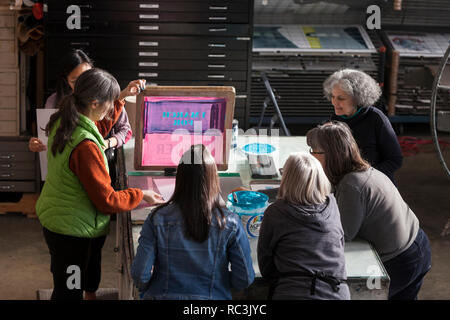 Seattle, Washington, USA. 12. Januar 2019. Befürworter Siebdruck am Pratt Fine Arts Center Print Studio. Die Anhänger wurden eingeladen, positive Widerstand Plakat ausdrucken bei einer Party für die kommende Womxn im März auf Seattle 2019 erstellen. Die Rallye und März, durch Seattle Womxn marschiert vorwärts organisiert, wird am 19. Januar 2019 statt, Anpfiff ein Wochenende von Gebäude macht durch Gemeinschaft, Protest, und Aktivismus. Credit: Paul Christian Gordon/Alamy leben Nachrichten Stockfoto