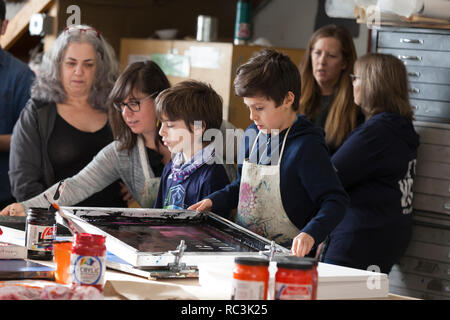 Seattle, Washington, USA. 12. Januar 2019. Eine Familie Siebdruck am Pratt Fine Arts Center Print Studio. Die Anhänger wurden eingeladen, positive Widerstand Plakat ausdrucken bei einer Party für die kommende Womxn im März auf Seattle 2019 erstellen. Die Rallye und März, durch Seattle Womxn marschiert vorwärts organisiert, wird am 19. Januar 2019 statt, Anpfiff ein Wochenende von Gebäude macht durch Gemeinschaft, Protest, und Aktivismus. Credit: Paul Christian Gordon/Alamy leben Nachrichten Stockfoto