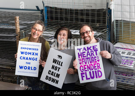 Seattle, Washington, USA. 12. Januar 2019. Freiwillige fertige anzeigen Siebdrucke am Pratt Fine Arts Center Print Studio. Die Anhänger wurden eingeladen, positive Widerstand Plakat ausdrucken bei einer Party für die kommende Womxn im März auf Seattle 2019 erstellen. Die Rallye und März, durch Seattle Womxn marschiert vorwärts organisiert, wird am 19. Januar 2019 statt, Anpfiff ein Wochenende von Gebäude macht durch Gemeinschaft, Protest, und Aktivismus. Credit: Paul Christian Gordon/Alamy leben Nachrichten Stockfoto