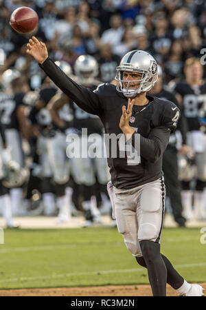 Oakland, Kalifornien, USA. 14 Aug, 2015. Oakland Raiders Quarterback Derek Carr (4) Brände Pass nach außen am Freitag, August 14, 2015 in Oakland, Kalifornien. Die Räuber besiegt die Rams 18-3 in einem preseason Spiel. Credit: Al Golub/ZUMA Draht/Alamy leben Nachrichten Stockfoto