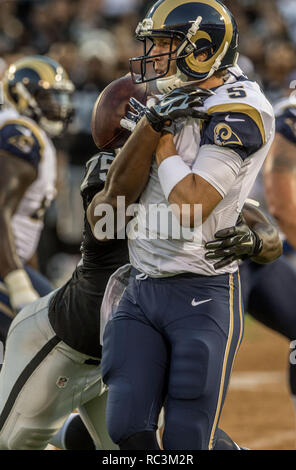 Oakland, Kalifornien, USA. 14 Aug, 2015. Oakland Raiders defensive Ende Shelby Harris (75) Säcke St. Louis Rams quarterback Nick Foles (5) am Freitag, 14. August 2015 in Oakland, Kalifornien. Die Räuber besiegt die Rams 18-3 in einem preseason Spiel. Credit: Al Golub/ZUMA Draht/Alamy leben Nachrichten Stockfoto