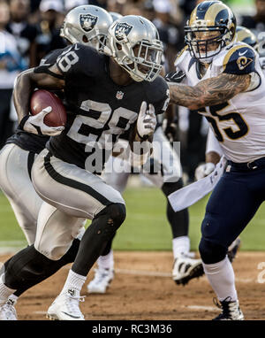 Oakland, Kalifornien, USA. 14 Aug, 2015. Oakland Raiders zurück laufen Latavius Murray (28) findet, die Zimmer am Freitag, August 14, 2015 in Oakland, Kalifornien. Die Räuber besiegt die Rams 18-3 in einem preseason Spiel. Credit: Al Golub/ZUMA Draht/Alamy leben Nachrichten Stockfoto