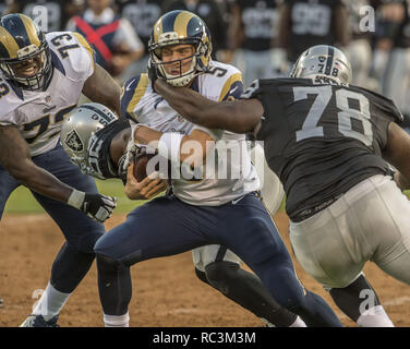 Oakland, Kalifornien, USA. 14 Aug, 2015. Oakland Raiders defensive Gerät Justin Ellis (78) Säcke St. Louis Rams quarterback Nick Foles (5) am Freitag, 14. August 2015 in Oakland, Kalifornien. Die Räuber besiegt die Rams 18-3 in einem preseason Spiel. Credit: Al Golub/ZUMA Draht/Alamy leben Nachrichten Stockfoto