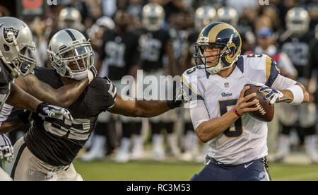 Oakland, Kalifornien, USA. 14 Aug, 2015. Außerhalb der Oakland Raiders linebacker Khalil Mack (52) stürmt St. Louis Rams quarterback Nick Foles (5) am Freitag, 14. August 2015 in Oakland, Kalifornien. Die Räuber besiegt die Rams 18-3 in einem preseason Spiel. Credit: Al Golub/ZUMA Draht/Alamy leben Nachrichten Stockfoto