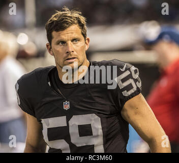 Oakland, Kalifornien, USA. 14 Aug, 2015. Oakland Raiders lange Snapper Jon Eigentumswohnung (59) ist am Freitag, 14. August 2015 in Oakland, Kalifornien. Die Räuber besiegt die Rams 18-3 in einem preseason Spiel. Credit: Al Golub/ZUMA Draht/Alamy leben Nachrichten Stockfoto