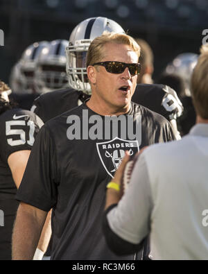 Oakland, Kalifornien, USA. 14 Aug, 2015. Neue Oakland Raiders Head Coach Jack Del Rio während der pregame Warm-ups am Freitag, August 14, 2015 in Oakland, Kalifornien. Die Räuber besiegt die Rams 18-3 in einem preseason Spiel. Credit: Al Golub/ZUMA Draht/Alamy leben Nachrichten Stockfoto