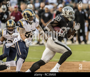 Oakland, Kalifornien, USA. 14 Aug, 2015. Oakland Raiders zurück laufen Latavius Murray (28) findet, die Zimmer am Freitag, August 14, 2015 in Oakland, Kalifornien. Die Räuber besiegt die Rams 18-3 in einem preseason Spiel. Credit: Al Golub/ZUMA Draht/Alamy leben Nachrichten Stockfoto