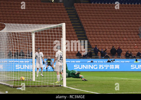 Foto Claudio Grassi/LaPresse 13 Maggio 2005 2019 Milano, Italia sport calcio Inter vs Benevento - Coppa Italia 2018/2019 Ottavi di Finale - Stadio Giuseppe Meazza. Nella Foto: il Gol del 5-1 di Lautaro Martinez (Nr. 10 Inter) Foto Claudio Grassi/LaPresse Januar 13, 2019 Mailand, Italien Sport Fussball FC Internazionale Mailand Benevento Calcio - Italienische Fußball-Cup Coppa Italia 2018/2019 Runde 16 - Giuseppe Meazza Stadion vs. In der Pic: Lautaro Martinez (Nr. 10 Inter) Kerben 5-1 Ziel Stockfoto