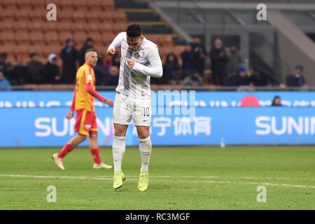 Foto Claudio Grassi/LaPresse 13 Maggio 2005 2019 Milano, Italia sport calcio Inter vs Benevento - Coppa Italia 2018/2019 Ottavi di Finale - Stadio Giuseppe Meazza. Nella Foto: esultanza Dopo il Gol del 5-1 di Lautaro Martinez (Nr. 10 Inter) Foto Claudio Grassi/LaPresse Januar 13, 2019 Mailand, Italien Sport Fussball FC Internazionale Mailand Benevento Calcio - Italienische Fußball-Cup Coppa Italia 2018/2019 Runde 16 - Giuseppe Meazza Stadion vs. In der Pic: Lautaro Martinez (Nr. 10 Inter) feiert nach dem Scoring Ziel Stockfoto