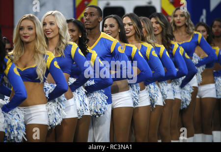 Januar 12, 2019 - Los Angeles, Kalifornien, USA - Los Angeles Rams Cheerleaders warten das Feld vor einem Spiel gegen die Dallas Cowboys in der NFC Teilungsendspielspiel im Los Angeles Memorial Coliseum. Die Rams gewannen 30-22. (Bild: © KC Alfred/ZUMA Draht) Stockfoto