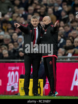 London, Großbritannien. 13. Januar 2019. Ole Gunnar (solskjær) Solskj¾r Manager von Man Utd und Assistent Mike Phelan während der Premier League Spiel zwischen Manchester United und Tottenham Hotspur im Wembley Stadion, London, England am 13. Januar 2019. Foto von Andy Rowland. Credit: Andrew Rowland/Alamy leben Nachrichten Stockfoto