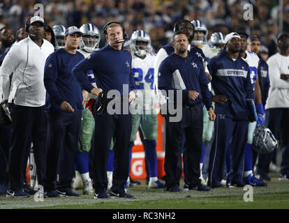 Januar 12, 2019 - Los Angeles, Kalifornien, USA - Dallas Cowboys Trainer Jason Garrett sieht auf gegen die Los Angeles Rams in einem NFC Teilungsendspielspiel im Los Angeles Memorial Coliseum. Die Rams gewannen 30-22. (Bild: © KC Alfred/ZUMA Draht) Stockfoto