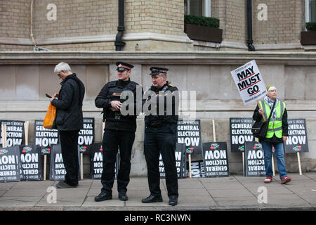 London, Großbritannien. 12. Januar, 2019. Polizisten beobachten Hunderte von Demonstranten, die an einer "Großbritannien ist gebrochen: allgemeine Wahl Jetzt" Demonstration in der Volksversammlung gegen Sparpolitik organisiert. Credit: Mark Kerrison/Alamy leben Nachrichten Stockfoto