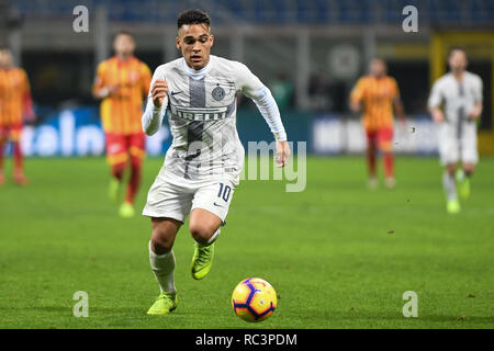 Mailand, Italien. 13. Jan 2019. Vorwärts Lautaro Martínez (Inter) steuert die Kugel während des italienischen Pokal "Coppa Italia" Fußballspiel, Inter Mailand vs Benevento Calcio San Siro Meazza Stadion in Mailand, Italien, am 13. Januar 2019. Das Fußballspiel ist hinter verschlossenen Türen gespielt nach Neapel der senegalesischen Spieler Kalidou Koulibaly war Gegenstand einer rassistischen Gesänge vom FC Internazionale's 'ultra'-Fans während der Boxing Day übereinstimmen. Credit: Piero Cruciatti/Alamy leben Nachrichten Stockfoto