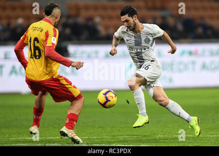 Mailand, Italien. 13. Jan 2019. Vorwärts Matteo Politano (Inter-) kämpft für den ball mit nach vorn Riccardo Improta während der italienischen Pokal "Coppa Italia" Fußballspiel, Inter Mailand vs Benevento Calcio San Siro Meazza Stadion in Mailand, Italien, am 13. Januar 2019. Das Fußballspiel ist hinter verschlossenen Türen gespielt nach Neapel der senegalesischen Spieler Kalidou Koulibaly war Gegenstand einer rassistischen Gesänge vom FC Internazionale's 'ultra'-Fans während der Boxing Day übereinstimmen. Credit: Piero Cruciatti/Alamy leben Nachrichten Stockfoto