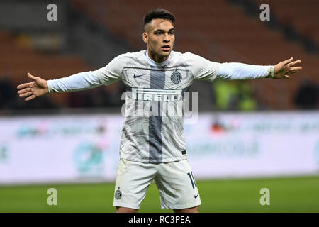 Mailand, Italien. 13. Jan 2019. Vorwärts Lautaro Martínez (Inter-) Gesten während des italienischen Pokal "Coppa Italia" Fußballspiel, Benevento Calcio Inter Mailand im Stadion San Siro Meazza in Mailand, Italien vs am 13. Januar 2019. Das Fußballspiel ist hinter verschlossenen Türen gespielt nach Neapel der senegalesischen Spieler Kalidou Koulibaly war Gegenstand einer rassistischen Gesänge vom FC Internazionale's 'ultra'-Fans während der Boxing Day übereinstimmen. Credit: Piero Cruciatti/Alamy leben Nachrichten Stockfoto