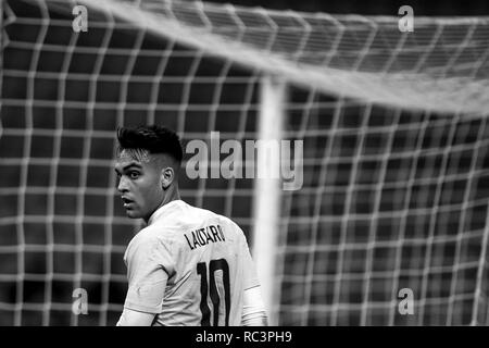 Schwarz-weiß Bild von Lautaro Martínez (Inter-) auf der Suche während der italienischen Pokal "Coppa Italia" Fußballspiel, Inter Mailand vs Benevento Calcio San Siro Meazza Stadion in Mailand, Italien, am 13. Januar 2019. Das Fußballspiel ist hinter verschlossenen Türen gespielt nach Neapel der senegalesischen Spieler Kalidou Koulibaly war Gegenstand einer rassistischen Gesänge vom FC Internazionale's 'ultra'-Fans während der Boxing Day übereinstimmen. Credit: Piero Cruciatti/Alamy leben Nachrichten Stockfoto