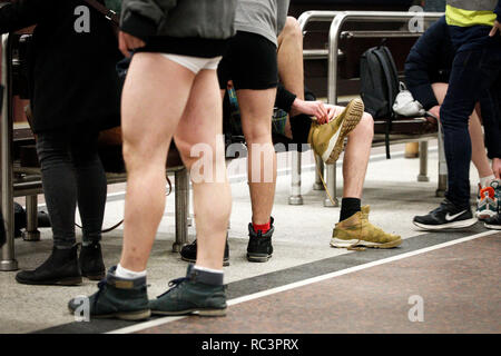 Warschau, Polen. 13 Jan, 2019. Menschen die keine Hosen mit der U-Bahn, eine weltweite jährliche Veranstaltung in Warschau, Polen, Jan. 13, 2019. Credit: Jaap Arriens/Xinhua/Alamy leben Nachrichten Stockfoto