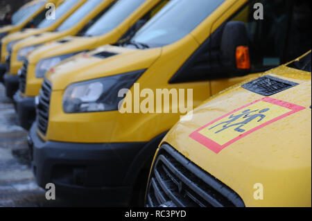 Tambow, Tambow, Russland. 13 Jan, 2019. "Achtung Kinder" Schild auf der Motorhaube des Wagens. Credit: Demian Stringer/ZUMA Draht/Alamy leben Nachrichten Stockfoto