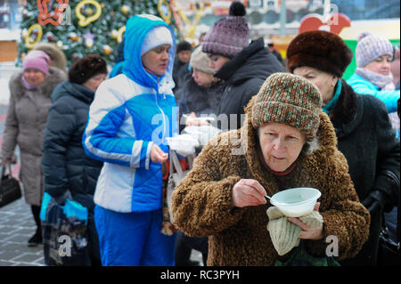 Tambow, Tambow, Russland. 13 Jan, 2019. Messe an der gastronomischen Festival in Tambow (Russland). In der Foto - eine ältere Frau (russische Rentner) essen Suppe von Einweggeschirr auf der Straße Quelle: Demian Stringer/ZUMA Draht/Alamy leben Nachrichten Stockfoto
