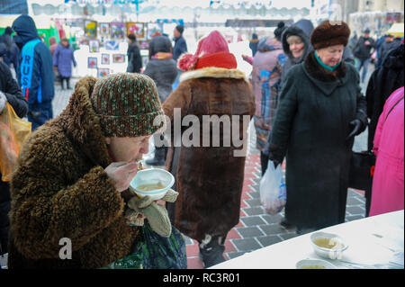 Tambow, Tambow, Russland. 13 Jan, 2019. Messe an der gastronomischen Festival in Tambow (Russland). In der Foto - eine ältere Frau (russische Rentner) essen Suppe von Einweggeschirr auf der Straße Quelle: Demian Stringer/ZUMA Draht/Alamy leben Nachrichten Stockfoto