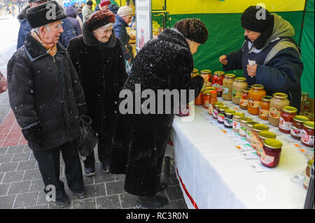 Tambow, Tambow, Russland. 13 Jan, 2019. Messe an der gastronomischen Festival in Tambow (Russland). In der Foto - ältere Menschen (russische Rentner) am Schalter mit dosengemüse. Credit: Demian Stringer/ZUMA Draht/Alamy leben Nachrichten Stockfoto