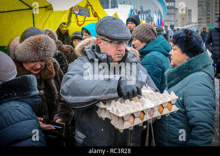 Tambow, Tambow, Russland. 13 Jan, 2019. Messe an der gastronomischen Festival in Tambow (Russland). In der Foto - ein Mann mit einem Tablett von Hühnereiern Credit: Demian Stringer/ZUMA Draht/Alamy leben Nachrichten Stockfoto