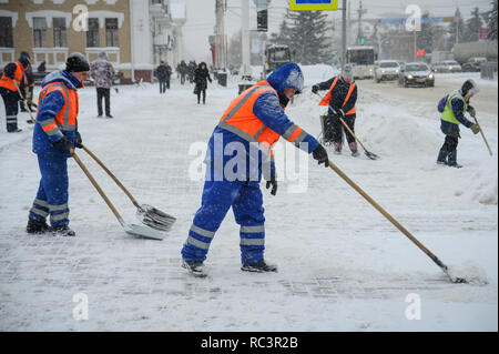 Tambow, Tambow, Russland. 13 Jan, 2019. Die Arbeiter der kommunalen Dienstleistungen durch die Schneeräumung auf der Internationalen Straße Credit: Demian Stringer/ZUMA Draht/Alamy leben Nachrichten Stockfoto