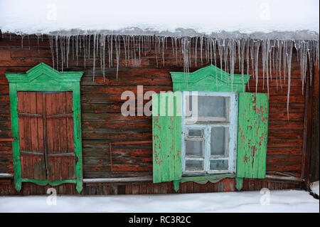 Tambow, Tambow, Russland. 13 Jan, 2019. Eiszapfen an Dächern der Häuser Credit: Demian Stringer/ZUMA Draht/Alamy leben Nachrichten Stockfoto